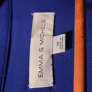 Great knee length dress light weight, dress up or down. Very ligh. Navy and gold